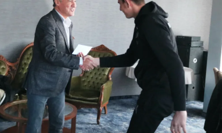 Боби Михайлов раздава премии на непълнолетни, законно ли е това? - Tribune.bg