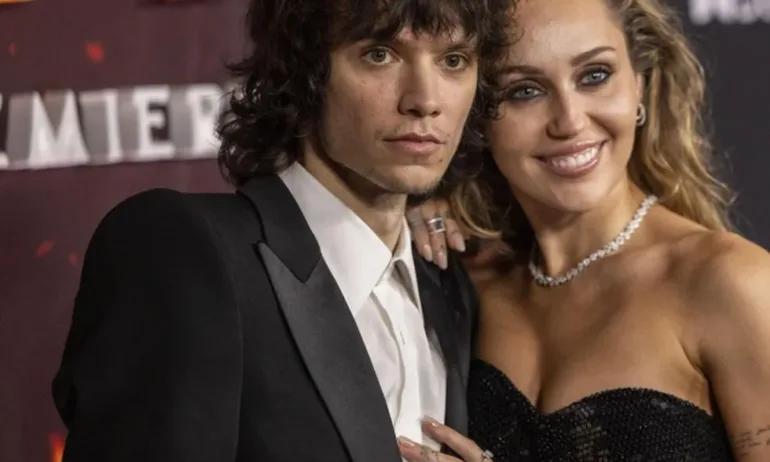 Майли Сайръс се сгоди, съобщи сп. People. Според изданието 33-годишната певица