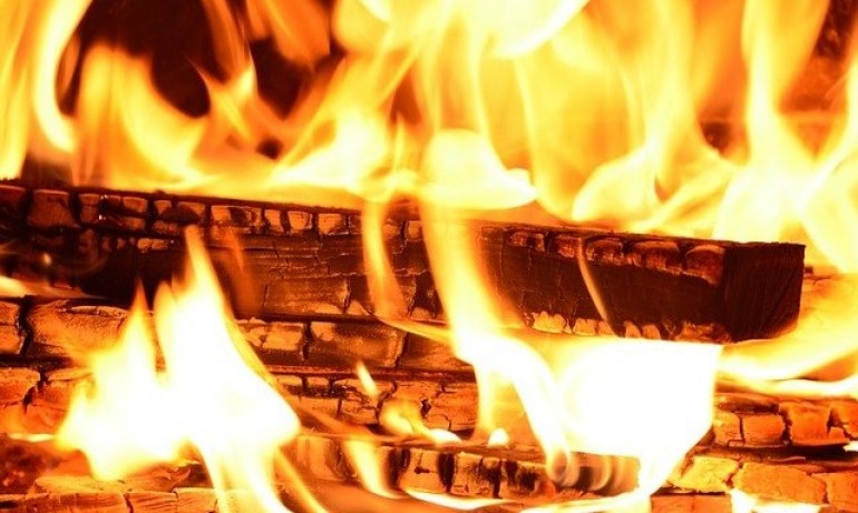 Пожар изпепели мебелна фабрика в Добрич - Tribune.bg