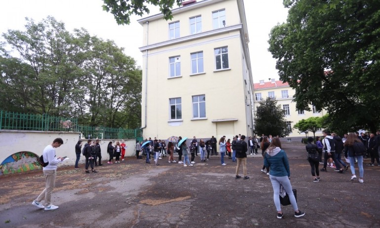 Зрелостниците търсиха скръбта и утехата в Дебеляновия спомен - Tribune.bg