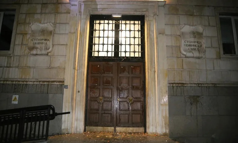 Сдружение настоява за глоба на адвокат Хаджигенов от Отровното трио за поругаването на фасадата на Столичната община - Tribune.bg