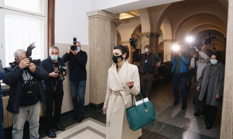 Лена Бориславова с чанта за стотици левове, кръстена на жената Петков (СНИМКИ) - Tribune.bg