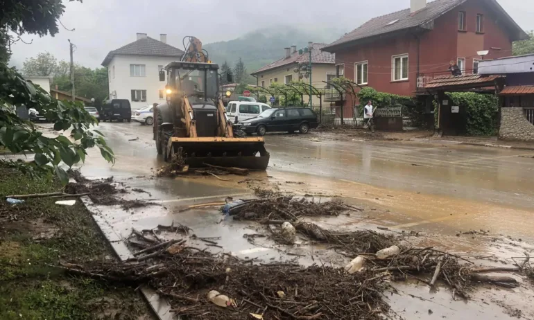 Започва разчистването на щетите след пороя в Северна България - Tribune.bg