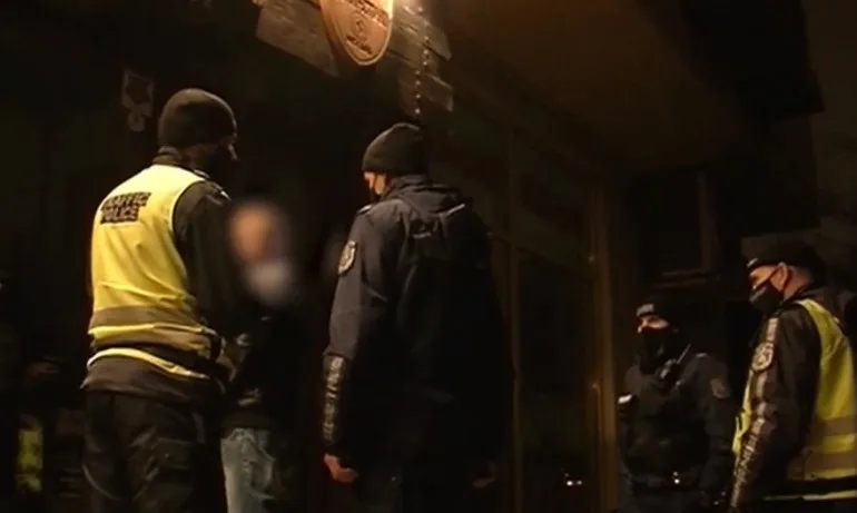 Въпреки забраната: Затворени заведения организират фирмени коледни партита - Tribune.bg