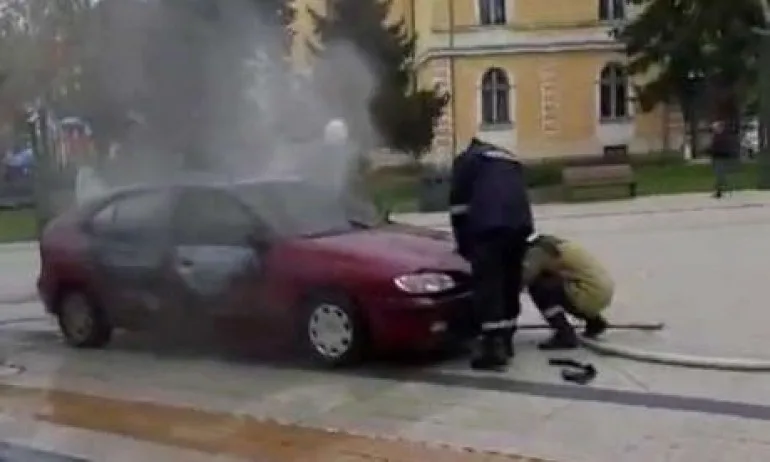 Съдът остави зад решетките мъжа, запалил колата си пред общината във Враца - Tribune.bg