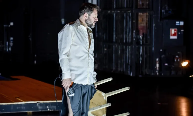 Един кон влязъл в бар гостува на Народния театър през март - Tribune.bg