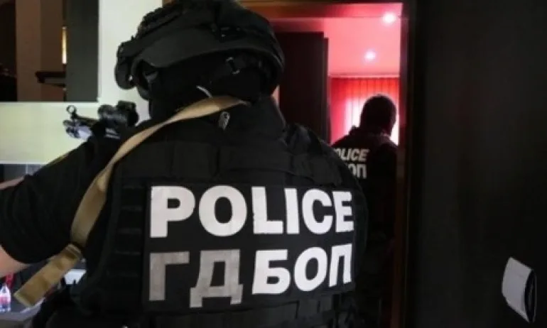 Белезници за банда, рекетирала, била и разпространявала наркотици - Tribune.bg