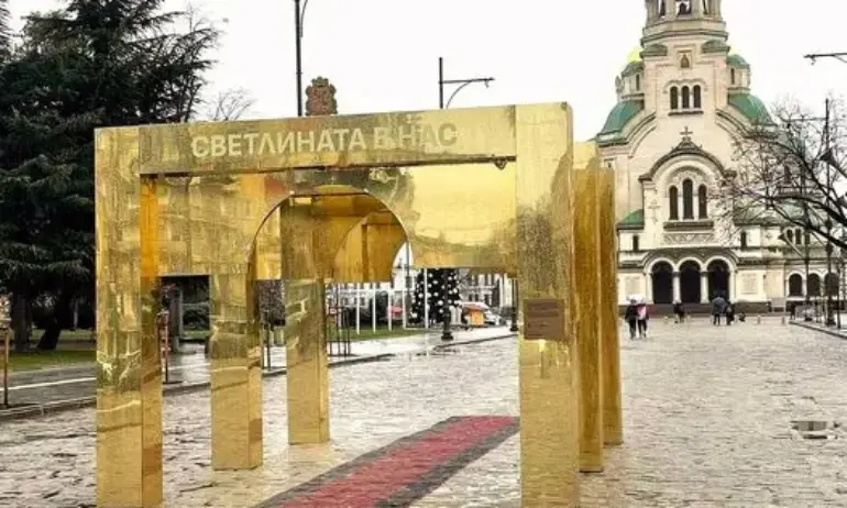 Лъскава арт инсталация е разположена пред храм-паметника Александър Невски“ от