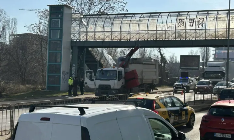 Камион се удари в пешеходен мост в София, има пострадал - Tribune.bg