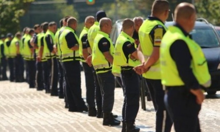 Полицаи и пожарникари от цялата страна излизат на протест в София - Tribune.bg