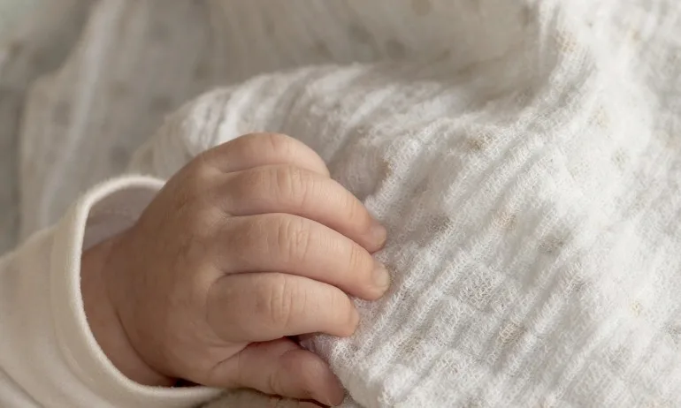 Кои са родителите, които изоставиха бебето си в Люлин? (СНИМКА) - Tribune.bg