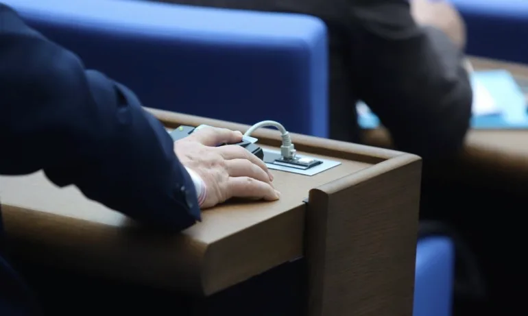 Парламентът отхвърли предложението за доставка на руската Спутник V, първо трябва да я одобрят от ЕМА - Tribune.bg