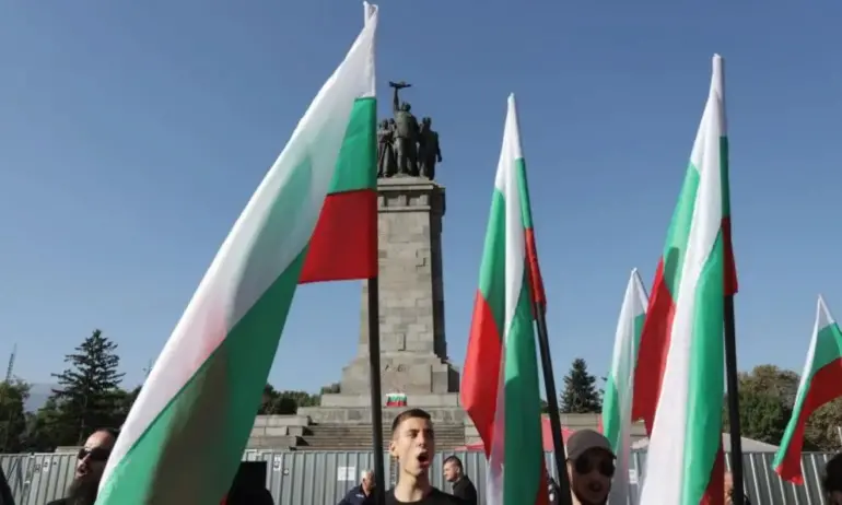Граждани се събраха на протест пред Паметника на съветската армия,