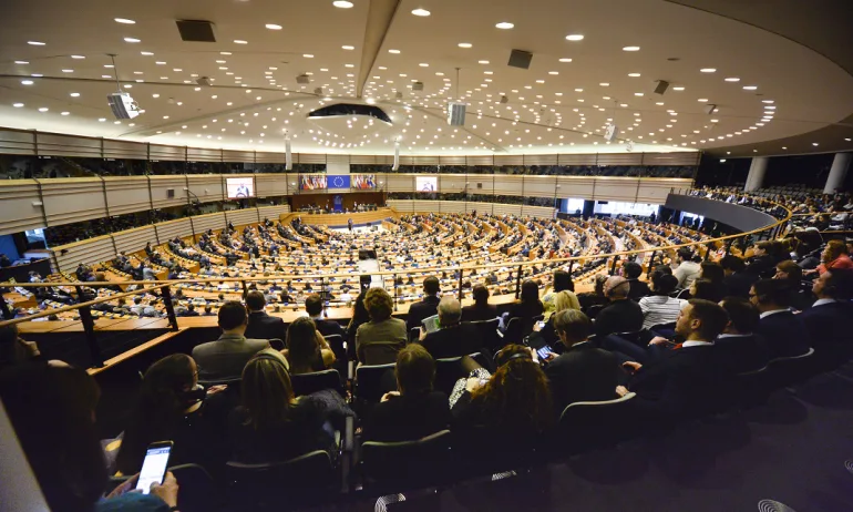 Изложбено пространство в ЕП ще се казва Атанас Буров - Tribune.bg