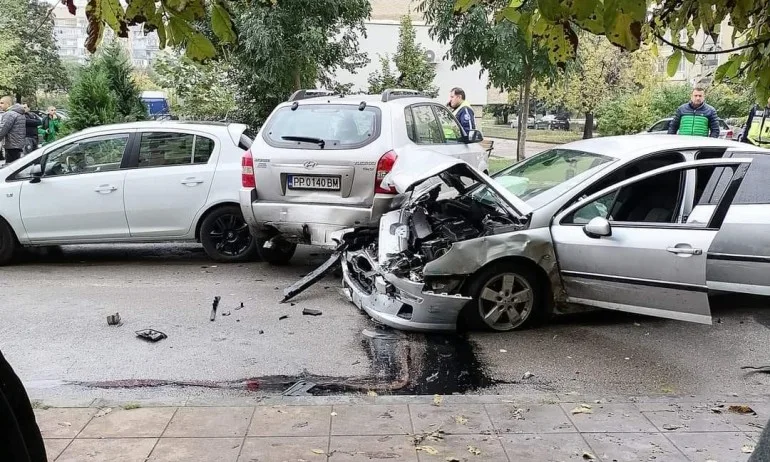 Като в екшън: Мъж блъсна две патрулки и 3 коли при гонка с полицията в Разград - Tribune.bg