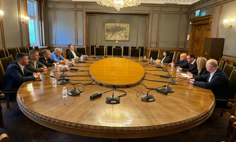 След срещата на ГЕРБ-СДС и социалистите: България има нужда от редовно правителство с пълен управленски мандат - Tribune.bg