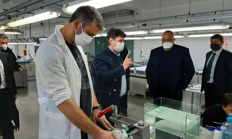 Борисов провери как се шият защитните облекла във Враца - Tribune.bg