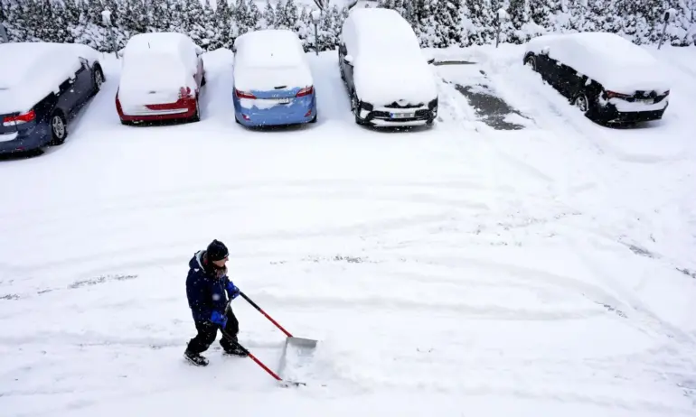 Студената вълна затвори пътища във Франция - Tribune.bg
