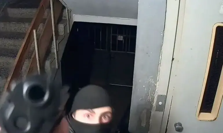 Въоръжени и маскирани влизат в блок в столичен квартал (СНИМКИ) - Tribune.bg
