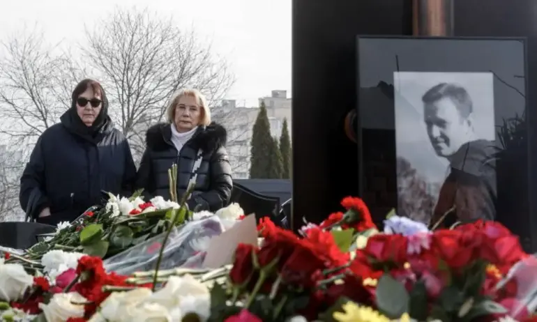 Майката и тъщата на Навални посетиха гроба му след погребението - Tribune.bg