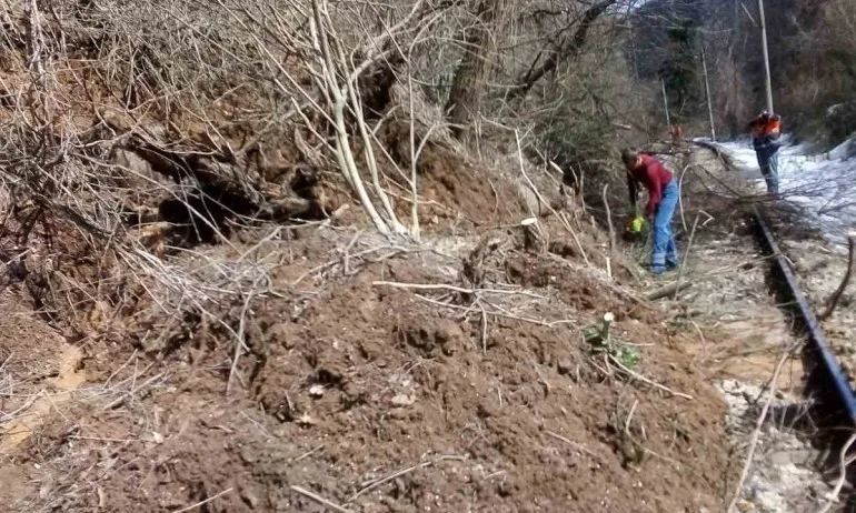 Паднали дървета и скална маса спря движението между гарите Горна баня-Владая - Tribune.bg