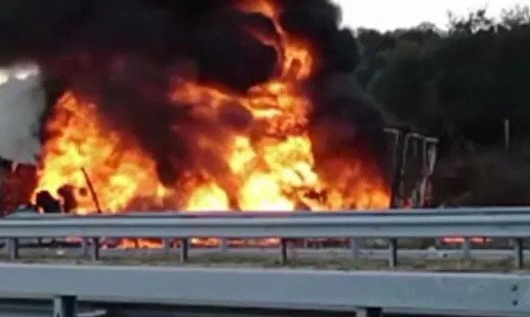 Горящ турски тир блокира АМ Марица - Tribune.bg