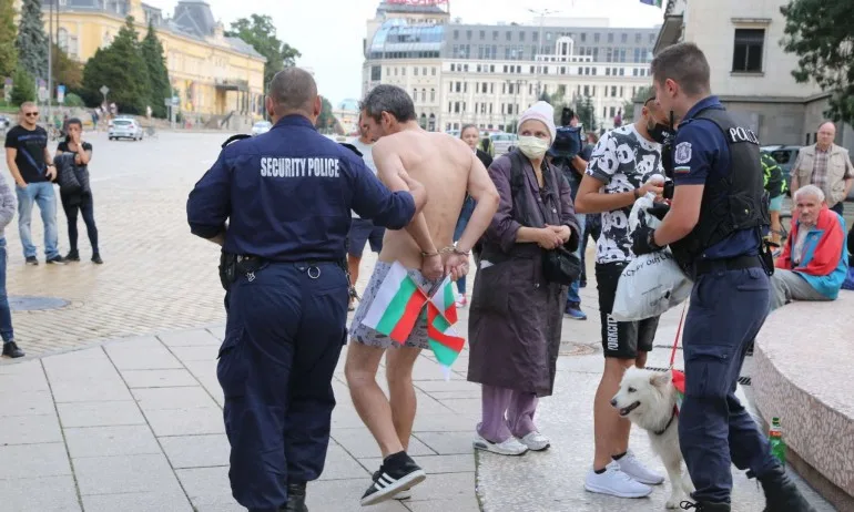 След уриниране по парламента: Задържаха пиян протестиращ по боксерки - Tribune.bg