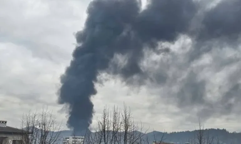 Голям пожар избухна в текстилно предприятие в Троян - Tribune.bg