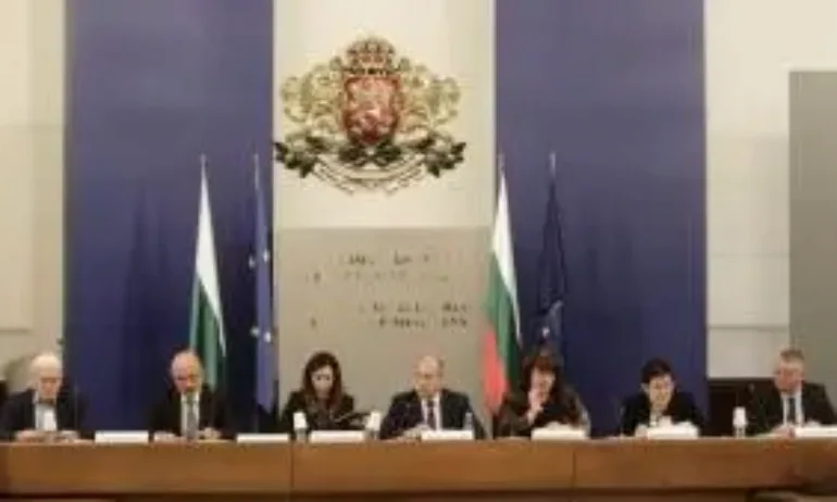 Тристранният съвет: Социалните плащания се запазват - Tribune.bg