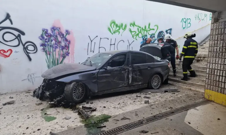 Млад шофьор приземи колата си в подлез във Варна (СНИМКИ) - Tribune.bg
