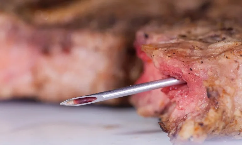 Дете намери медицинска игла в пържолата си - Tribune.bg