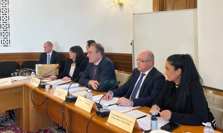 Министър Гуцанов обяви модернизацията на 81 дома за стари хора - Tribune.bg