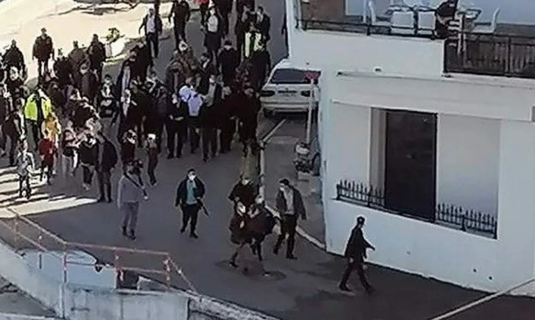 Премиерът на Гърция заснет на купон с 40 души на остров Икария - Tribune.bg