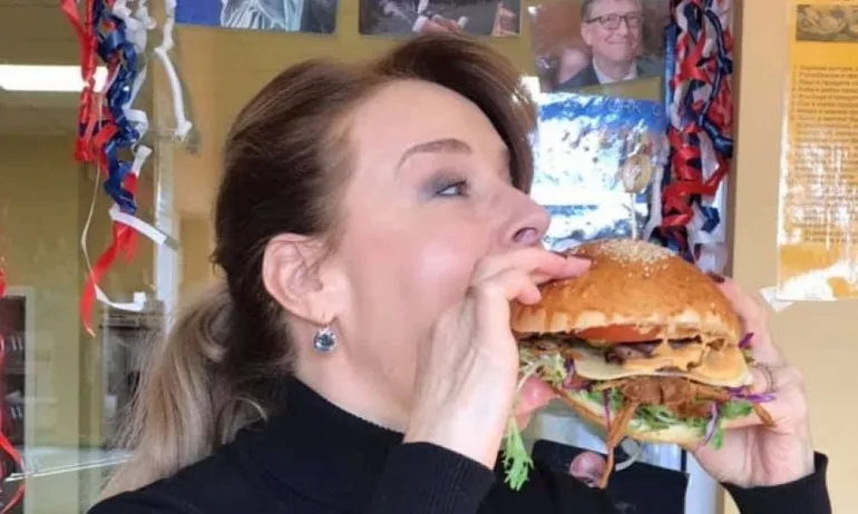 Мира Добрева се снима с бургер: За първи път си позволявам да си поръчам! - Tribune.bg