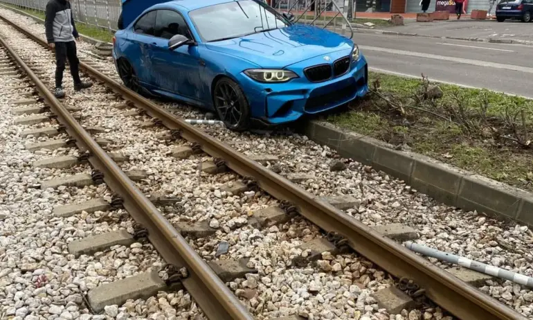 Отново: Кола помете метални ограждения и спря на трамвайните релси в София - (ВИДЕО) - Tribune.bg