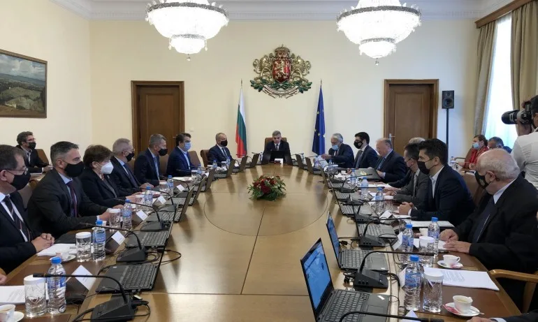 Служебният кабинет имитира живите връзки на Путин - Tribune.bg