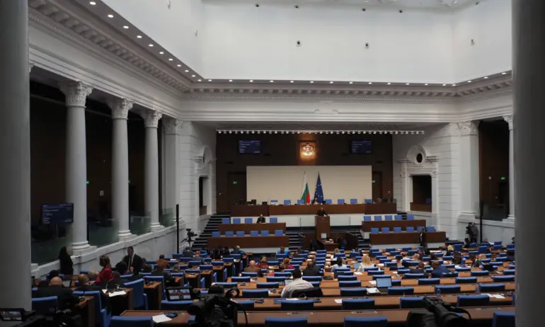 Дебати в НС по вота на недоверие срещу кабинета Денков - Tribune.bg