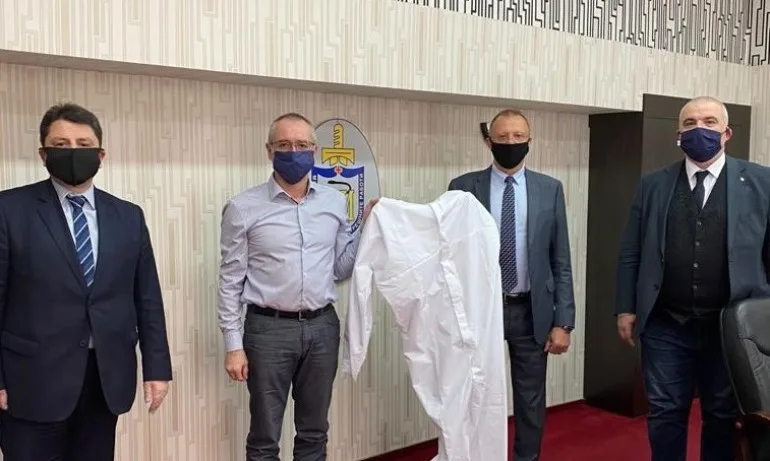 Депутати от ГЕРБ дариха 85 защитни облекла на Медицинския институт на МВР - Tribune.bg