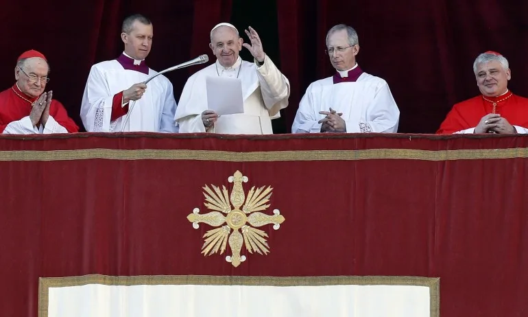 Папата призова за мир в коледното си послание - Tribune.bg