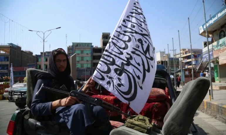 Напрежение в Кабул: Талибани стрелят във въздуха, за да разпръснат тълпите на летището - Tribune.bg