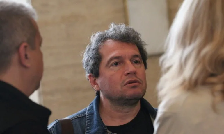 Сценаристът Тошко отговори на ДБ с графика на образованите избиратели - Tribune.bg