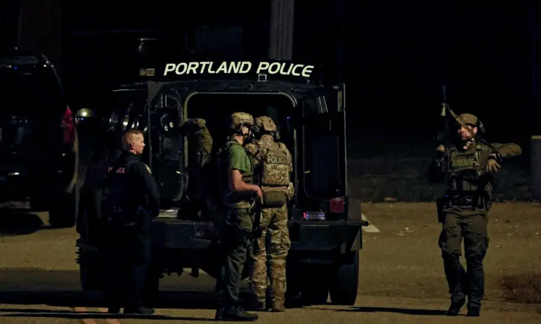 Полицейски блокади и стотици служители на реда все още търсят стрелеца от САЩ - Tribune.bg