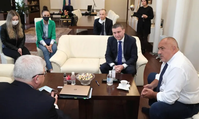 Борисов се срещна с абитуриенти: Ще има изпращане на зрелостниците - Tribune.bg