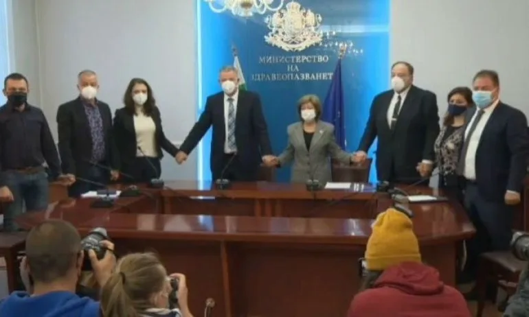 След пърформанса с хванати ръце на Кацаров: Със заклинания пандемия не се бори, оставка - Tribune.bg