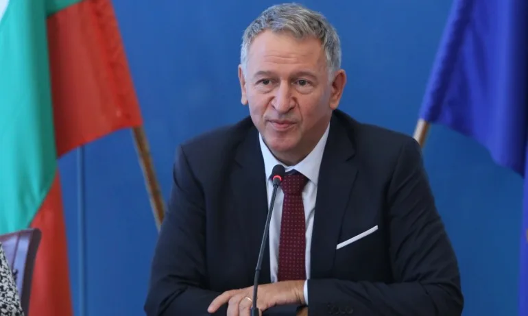 Промяна: Кацаров поиска нарушителите на мерките да се водят при интубираните хора - Tribune.bg