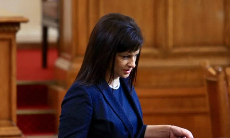 Д-р Даниела Дариткова спасява задавила се с вода депутатка от ГЕРБ - Tribune.bg