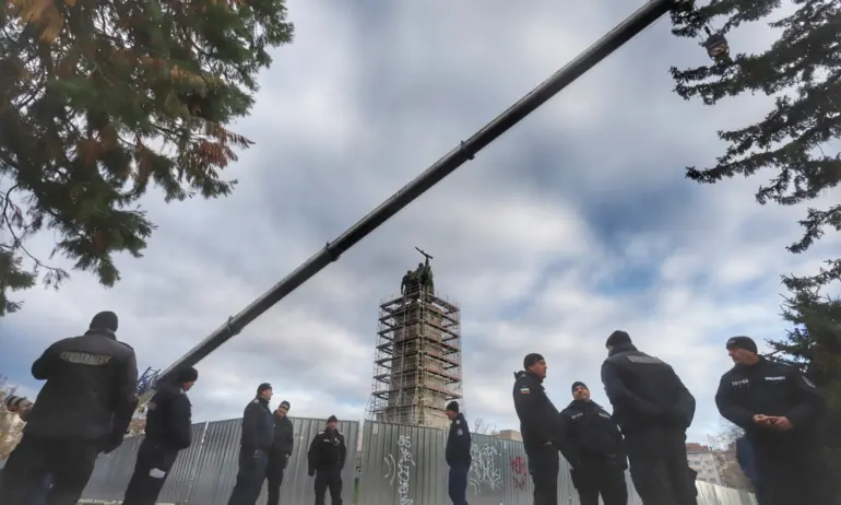 Кран и полиция на МОЧА. Започва демонтаж - Tribune.bg