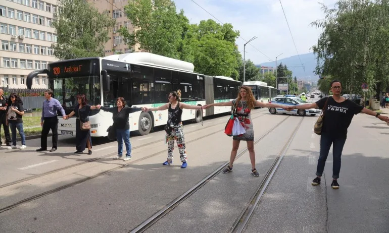 Протестиращи блокираха движението при ДАНС, сред тях и зам.-министър (СНИМКИ) - Tribune.bg