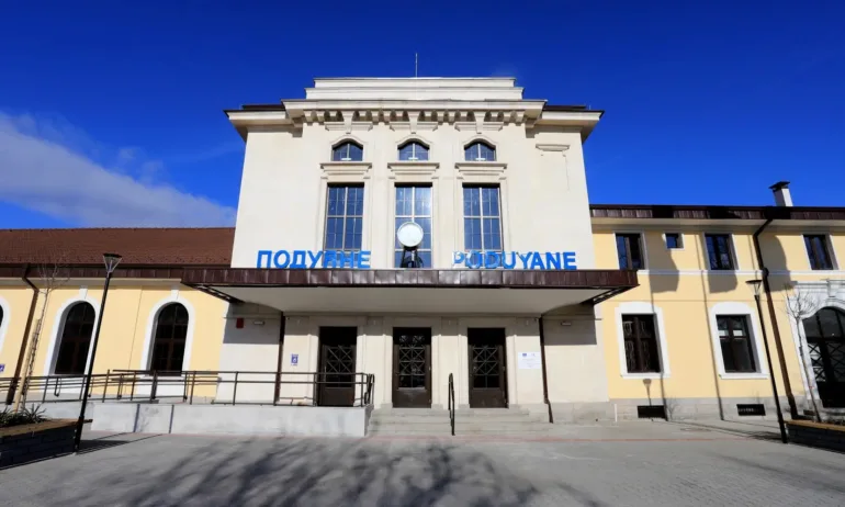 Изолатор и кабели паднаха върху пътнически влак на жп гара Подуяне - Tribune.bg