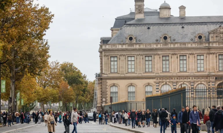 Обирът в Лувъра: Заснеха един от крадците в действие - Tribune.bg